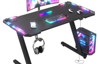 Scrivania Gaming LED 120×60 cm – Tavolo da Gaming con Luci RGB a Controllo Tattile, Piano in Fibra di Carbonio Nero, Ganci per Cuffie, Design Ergonomico, Scrivania PC per Setup Gamer Professionale
