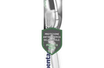 Mentadent Spazzolino P Antibatterico Carbone, Spazzolino Medio, con Setole Infuse di Ioni d’Argento e Carbone, Protezione Antibatterica delle Setole, Manico Tripla Angolazione