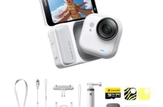 Insta360 GO Ultra Pack lifestyle Bianco – action cam mini 4K a mani libere, indossabile, superba in bassa luce,montala ovunque, stabilizzazione FlowState,200 min di carica, impermeabile 10m