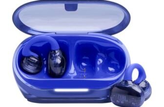 JBL Soundgear Clips Cuffie Open-Ear True Wireless, SonicArc Design, fino a 32 Ore di Autonomia, 4 Microfoni Beamforming, Resistenti ad Acqua e Polvere IP54, Tecnologia JBL OpenSound, Ghost Blue