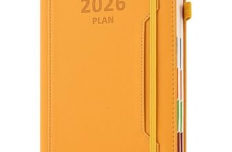 Agenda accademica 2026, formato A5, brand agenda con copertina rigida, portapenne, tasca frontale, linguetta mensile colorata, chiusura