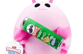 Snackle Serie 2 Snackle da 20 cm di ZURU, peluche batuffoloso, coccoloso e schiacciabile da 20 cm con accessorio snack, Pink Shrimp (Pringles, Sour Cream & Onion)