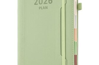 Agenda accademica 2026, formato A5, una pagina per giorno, da gennaio a dicembre, rigida con portapenne, tasca frontale, linguetta mensile colorata, chiusura