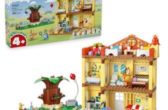LEGO Bluey: Casa della Famiglia di Bluey – Giocattolo Modulare con Stanze, Giardino, 4 Minifigure e Accessori – Regalo di Compleanno per Bambini da 4 Anni in su e per i Fan della Serie TV – 11203