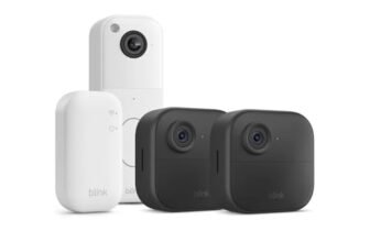 Nuova videocamera Blink (Outdoor 4) + videocitofono supplementare Blink (bianco) | Videocamera di sicurezza smart HD wireless | Sistema a 2 telecamere con Sync Module Core incluso | IP65