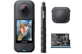 Insta360 X4 Air Pack Starter Nero grafite- Videocamera leggera 165g 8K 360, selfie stick invisibile, lenti sostituibili, prima registri poi inquadri, cover antivento integrata.