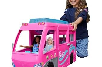 Barbie-Camper dei Sogni Playset con Veicolo, con Ruote, Piscina, Scivolo, 7 Aree Gioco e Oltre 60 Accessori da Campeggio, Giocattolo per Bambini 3+ Anni, HCD46