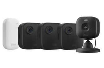 Videocamera Blink Outdoor 4 + Videocamera Mini 2K+ Blink (ultimo modello) Nera – Videocamera di sicurezza smart HD wireless, autonomia di due anni – Sistema a 3 telecamera con Sync Module Core incluso – IP65