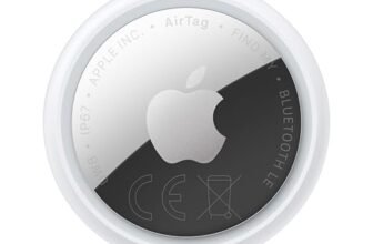 Apple AirTag (seconda generazione): utile per localizzare portachiavi, portafogli e molto altro; funziona emettendo un suono; si configura con un semplice tap da iPhone o iPad