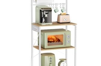 VASAGLE Scaffale da Cucina con Presa Elettrica, Bar Caffèa 4 Ripiani con Uno Regolabile, Supporto per Microonde, Porta Carta da Cucina, 40 x 60 x 140 cm, Rovere Dorato e Bianco Nuvola KKS014Y02