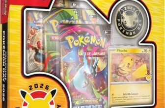 Collezione Pokémon Day 2026 del GCC Pokémon (una carta promozionale olografica, una moneta e tre buste di espansione), Edizione in Italiano