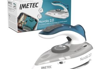 Imetec Nuvola 2.0 – Ferro da Stiro da Viaggio a Vapore – Piastra in Acciaio Inox – 1000 Watt – Compatto e leggero – Manico pieghevole – Custodia da Viaggio – Doppio Voltaggio – Colpo vapore 80 g