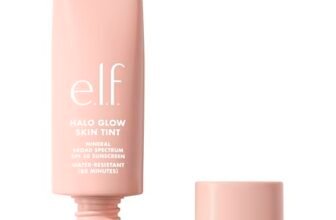 e.l.f. Halo Glow Skin Tint SPF 50, idratante colorato con copertura leggera e modulabile, crea un glow naturale, prodotto vegano e non testato sugli animali, 15 Deep Cool