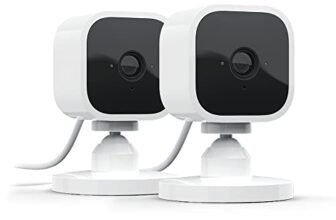 Blink Mini – Videocamera di sicurezza intelligente per interni, plug-in, video HD 1080p, rilevazione di movimento, audio bidirezionale, config. semplice, compatibile con Alexa | 2 videocamere (Bianco)