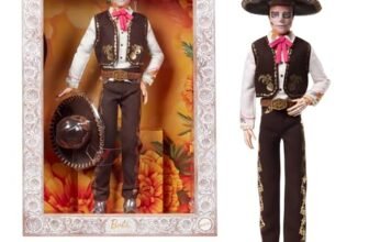 Barbie Signature Día De Muertos 2025, bambola Ken collezionabile con camicia color crema, smanicato e pantaloni neri, sombrero e decorazione calavera sul viso, JBJ06