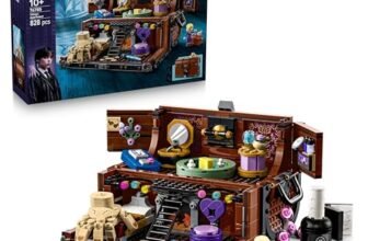 LEGO Wednesday Appartamento di Mano – Giocattolo da Esposizione con Mini Bambolina di Enid, Figura di Mano e Accessori – Regalo per Bambine e Bambini Fan della Serie TV da 10 Anni in su – 76785