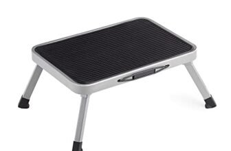 SONGMICS Scaletta a Gradini, Scala, Scaletta Pieghevole, Sgabello in Acciaio, Gradini Antiscivolo, Portante 150 kg, Dimensioni da Piegata 32 x 44 x 17,5 cm, Grigio GSL001G01