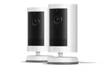 Ring | Nuova Videocamera esterna Plus con alimentatore plug-in (Outdoor Camera Plus) | Retinal 2K grandangolare | Videocamera di sicurezza fai-da-te | Prova gratuita di 30 giorni del piano Ring Home | 2 telecamere