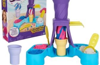Kinetic Sand, Gelateria Colorata, Sabbia Cinetica Colorata, 396g di Sabbia Blu, Rosa e Bianca, 2 Coni Gelato Giocattolo, 2 Strumenti per Decorare, Giocattoli per Bambini e Bambine, 3+ Anni