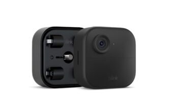 Videocamera Blink (Outdoor 4) + modulo estensione pile | Videocamera di sicurezza smart HD wireless, autonomia di quattro anni, compatibile con Alexa | Solo videocamera supplementare | IP65