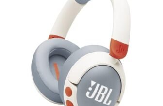 JBL Junior 470 NC Cuffie Over-Ear Bluetooth Wireless per Bambini, con Cancellazione Attiva del Rumore, Microfono Integrato, 50 Ore di Autonomia, JBL Safe Sound, Limitatore Volume, Set Adesivi, Bianco