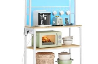 VASAGLE Scaffale da Cucina con LED, Scaffale per Microonde con Multipresa, Ripiani Regolabili, 8 Ganci, 40 x 80 x 168,4 cm, Rovere Dorato e Bianco Opaco KKS050YA01