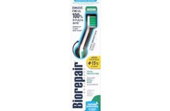 Biorepair, Spazzolino MEDIUM Total Protection, Setole Medie Ad Alta Densità, Protezione Antibatterica, Garantisce Comfort e Efficacia, Curve Brevettato