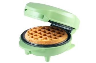 Bestron Waffle Maker, Piastra per waffel mini Ø10 cm, piccola macchina per waffel con rivestimento antiaderente, per compleanni di bambini, feste di famiglia, Pasqua o Natale, colore: Verde opaco