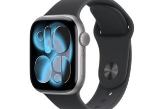 Apple Watch Series 11 GPS, Cassa 42 mm in alluminio grigio siderale con Cinturino Sport nero – S/M