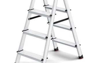 SONGMICS Scaletta Pieghevole, Scala a 4 Gradini, Scala in Alluminio con 4 Gradini Antiscivolo, Multiuso, Portata di 150 kg, Grigio Argento e Nero Inchiostro GLT014E01