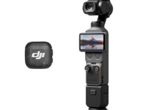 DJI Osmo Pocket 4 Combo Creator, fotocamera stabilizzata tascabile per vlog, CMOS da 1″ e 4K/240fps, stabilizzazione a tre assi, zoom senza perdita 2×, 107 GB di memoria integrata, Trasmettitore Mic 3