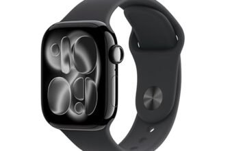 Apple Watch Series 11 GPS, Cassa 42 mm in alluminio Jet Black con Cinturino Sport nero – S/M