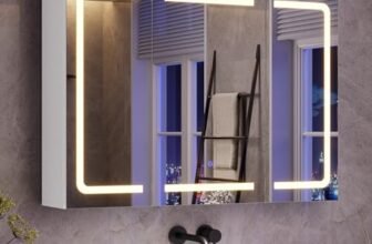 mojiasion Specchio Bagno LED con Presa Elettrica + USB–3 Ante-Design 360°, Memoria Luminosità,80x16x60 cm Mobiletto Specchio Bagno Sospeso | 3 Ripiani Regolabili, Bianco, Impermeabile Sospeso 80×60 cm