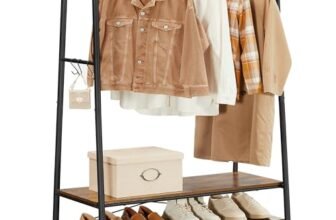 VASAGLE Stand Appendiabiti, Appendiabiti da Terra con 2 Ripiani, 6 Ganci Laterali a S, Struttura in Acciaio, 45 x 100 x 160 cm, Camera da Letto Corridoio, Marrone Vintage e Nero RGR112B01