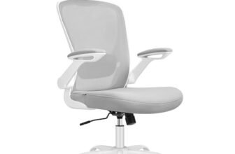 SONGMICS Sedia da Ufficio Girevole, Sedia di Rete da Computer Ergonomica, Supporto Lombare, Oscillante, Seduta 53 cm, Braccioli Pieghevoli, Poggiatesta, Grigio Tortora OBN047G01