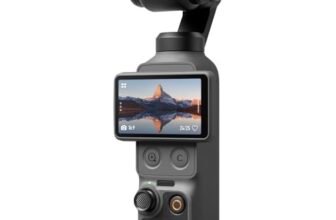 DJI Osmo Pocket 4 Combo Essential, fotocamera stabilizzata tascabile per vlog, CMOS da 1″ e 4K/240fps, stabilizzazione a tre assi, 14 stop di gamma dinamica, 107 GB di memoria integrata