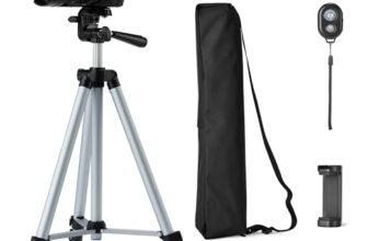 Amazon Basics – Treppiede per Telefono e Fotocamera DSLR 127cm, Leggero, con Borsa, Telecomando Wireless e Supporto per Telefono, Altezza Regolabile, Argento