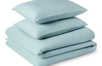 Amazon Basics Set Copripiumino Matrimoniale in Microfibra Prelavata, Extra Morbido con Effetto Naturale Arricciato, Non Necessita Stiratura, Copripiumino da 240 x 220 cm e 2 Federe da 50 x 80 cm, Blu