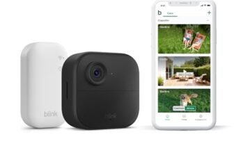 Videocamera Blink Outdoor 4 (Ultimo modello) – Videocamera di sicurezza smart HD wireless, autonomia di due anni, compatibile con Alexa – Sistema a 1 telecamera con Sync Module Core incluso – IP65