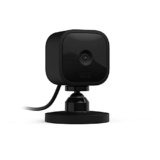 Blink Mini – Videocamera di sicurezza intelligente per interni, plug-in, video HD 1080p, rilevazione di movimento, audio bidirezionale, config. semplice, compatibile con Alexa | 1 videocamera (Nero)