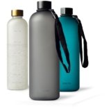 MAMEIDO Bottiglia acqua 1,5 litri, Borraccia plastica tritan a tenuta stagna, senza BPA, bottiglia motivazionale con orario (Carbon Grey)