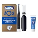 Oral-B Spazzolino Elettrico Ricaricabile iO 2, 1 Spazzolino Elettrico, 1 Testina Di Ricambio, Custodia Da Viaggio, Supporto per testine + 1 Dentifricio Oral-B Pro, Pulizia Denti, Nero