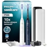 Philips Sonicare 7100, spazzolino elettrico sonico con app, 4 modalità di spazzolamento e 3 livelli di intensità, SmarTimer, bianco e blu navy, confezione da 2, HX7429/01 [Nuova tecnologia]