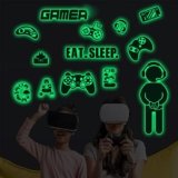 WandSticker4U®- [71 pezzi] Adesivi murali fluorescenti GAMER (57×55 cm) I Adesivi luminosi per cameretta gaming gamer I Decorazioni parete camera da letto ragazzo ragazzi luminosi al buio COOL