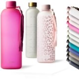 MAMEIDO Bottiglia acqua 1,5 litri, Borraccia plastica tritan a tenuta stagna, senza BPA, bottiglia motivazionale con orario (Glow Couture)