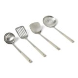 Amazon Basics Cucchiai e Mestoli da Cucina in Acciaio Inox, Set di 4 Pezzi, Impugnatura Morbida, Lavabili in Lavastoviglie, Grigio Lino