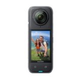 Insta360 X4 – Action Cam 360° 8K Impermeabile, Video Grandangolari in 4K, Effetto selfie stick invisibile. Protezioni Lenti Rimovibili, Autonomia Batteria 135 min, Editing IA, Stabilizzazione, Sport