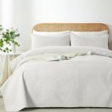 WURUIBO King/Cal King Quilt Set White,Ultrasonic Embossed Bedspread, Lightweight Microfiber Coverlet, Modern Thin Bedding Set for All Season, 3 Piece(1 Quilt,2 Pillow Shams)