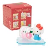 Hello Kitty – Blind Box Serie Mela, 1 Figura Pop a Sorpresa su 9, Unboxing ed Arrivo Casuale, Mini Box Trasparente 5x5cm, Collezionabile
