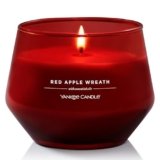 Yankee Candle Studio Candele profumate | Candela media Red Apple Wreath |Lunga durata: 35-50 ore| Elegante design in vetro con cera rossa| Regalo per le donne, regali per le mamme, regali di nozze